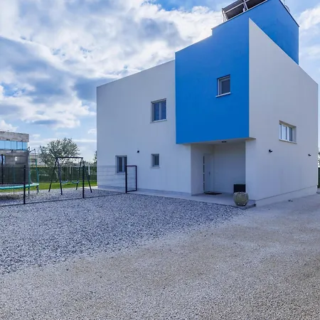 Dolly Blue By Interhome *